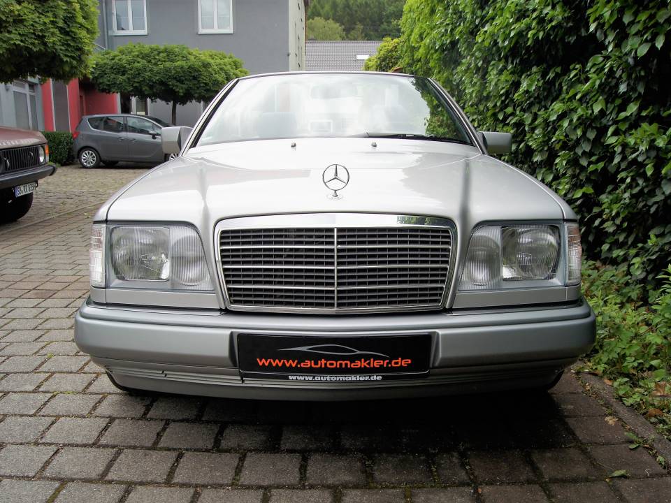 Immagine 5/22 di Mercedes-Benz E 200 (1995)