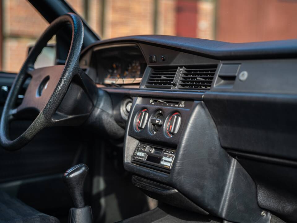 Immagine 30/73 di Mercedes-Benz 190 D 2.5 (1990)