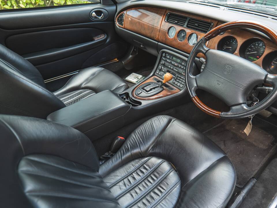 Imagen 27/50 de Jaguar XK8 4.0 (2000)