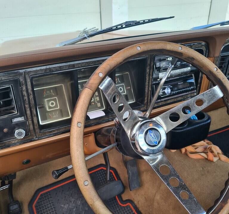 Image 2/8 of Ford F-250 XLT 4X4 (1974)