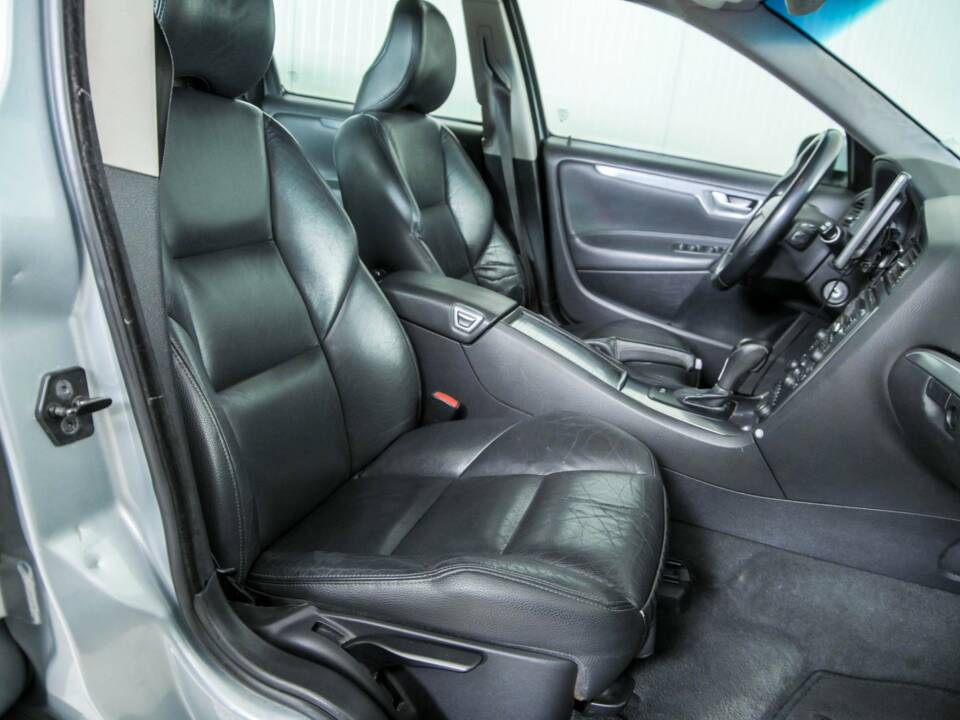 Image 16/36 of Volvo V70 D5 (2008)