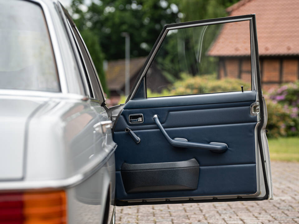 Image 34/63 of Mercedes-Benz 230&#x2F;6 (1974)