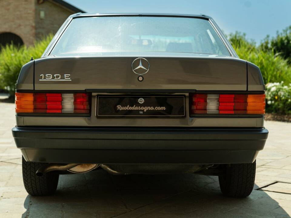 Image 15/50 de Mercedes-Benz 190 E (1987)