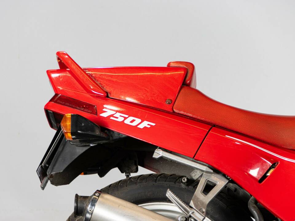 Bild 24/50 von Honda VFR 750R RC 30 (1988)