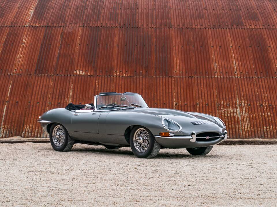 Image 10/34 de Jaguar E-Type (1968)