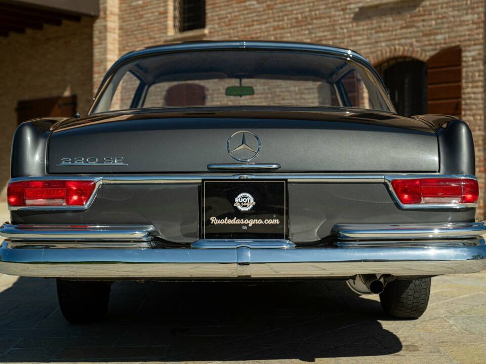 Immagine 8/50 di Mercedes-Benz 220 SE b (1964)