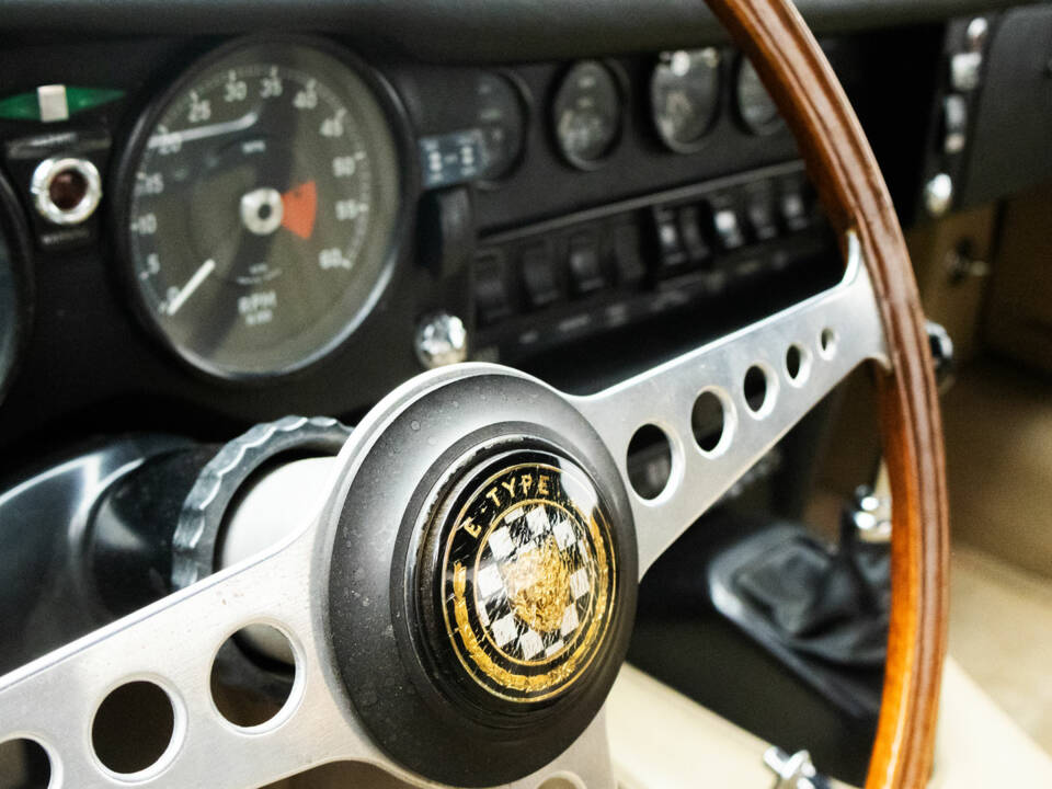 Bild 8/10 von Jaguar E-Type (1970)