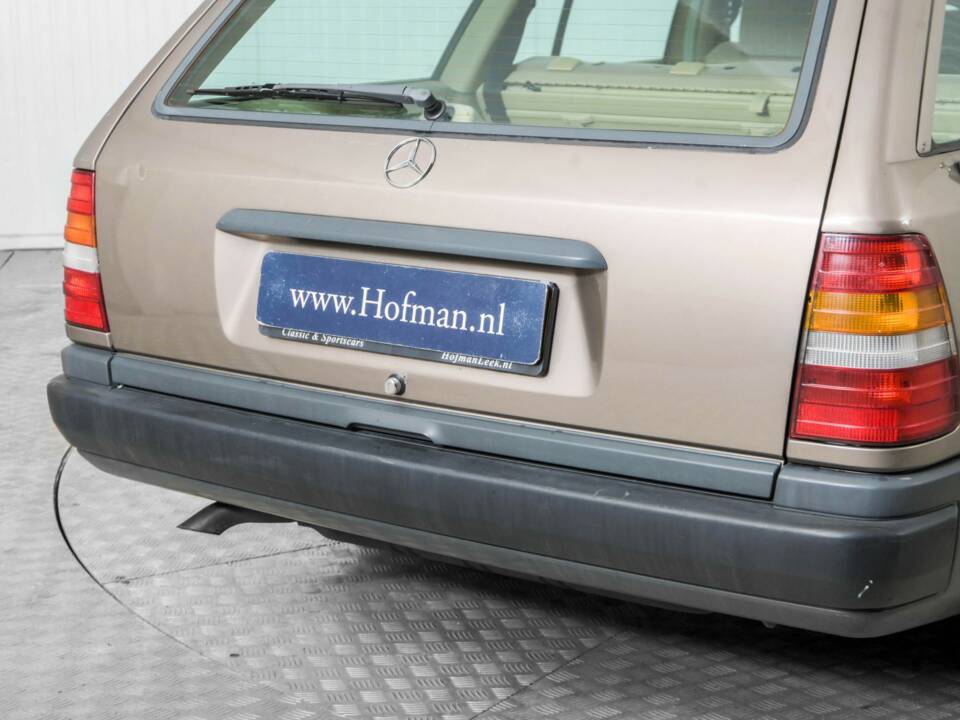 Image 27/50 of Mercedes-Benz 300 TD (1986)