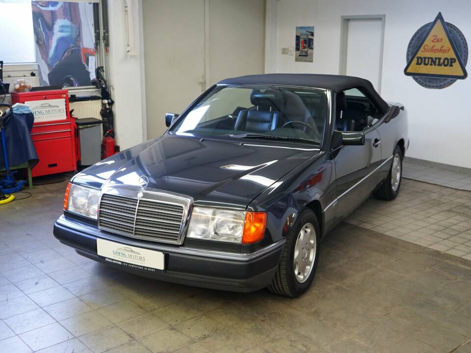 Image 6/22 of Mercedes-Benz 300 CE-24 (1993)