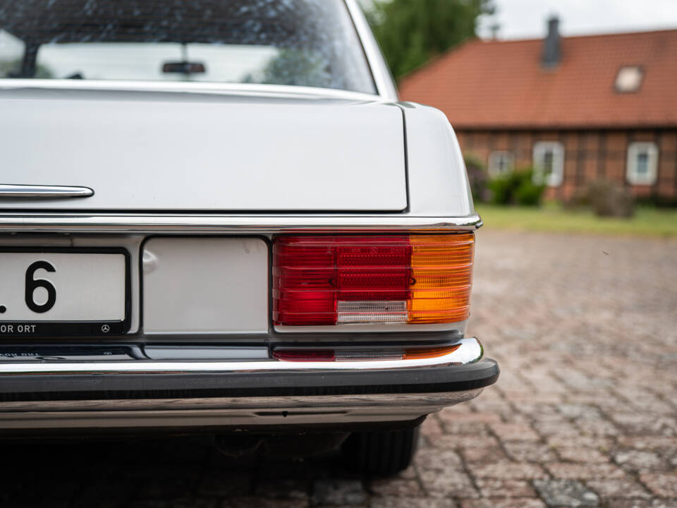 Image 14/63 of Mercedes-Benz 230&#x2F;6 (1974)