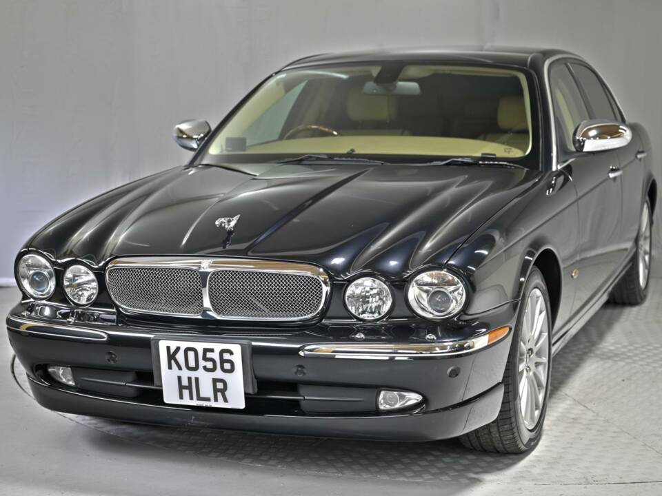 Image 5/50 of Jaguar XJ 8 4.2 (2006)