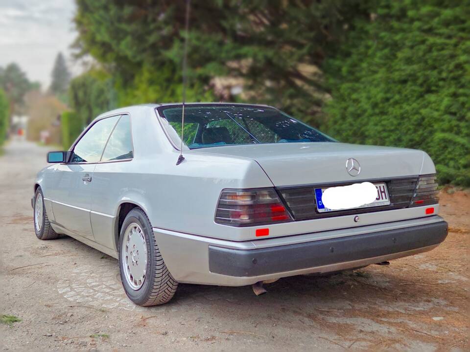 Bild 9/9 von Mercedes-Benz 230 CE (1988)