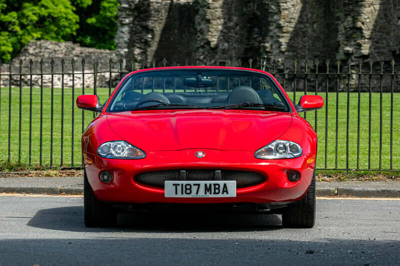 Image 6/33 of Jaguar XK8 4.0 (1999)