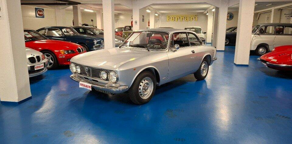 Bild 1/37 von Alfa Romeo Giulia 1300 GT Junior (1975)