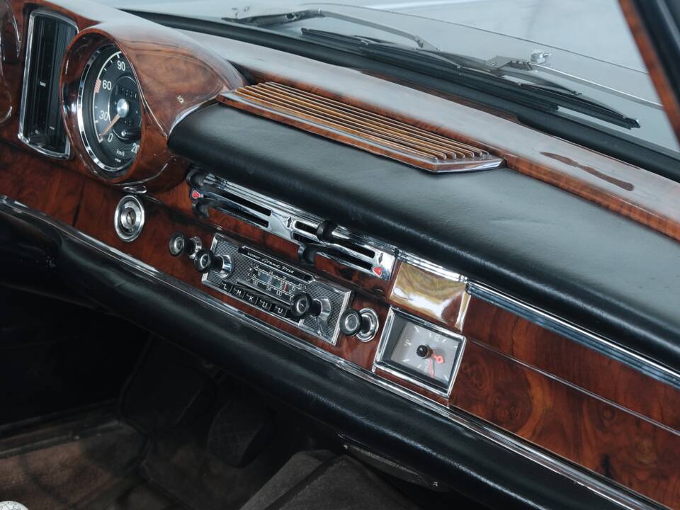 Image 21/49 of Mercedes-Benz 220 SE b (1962)