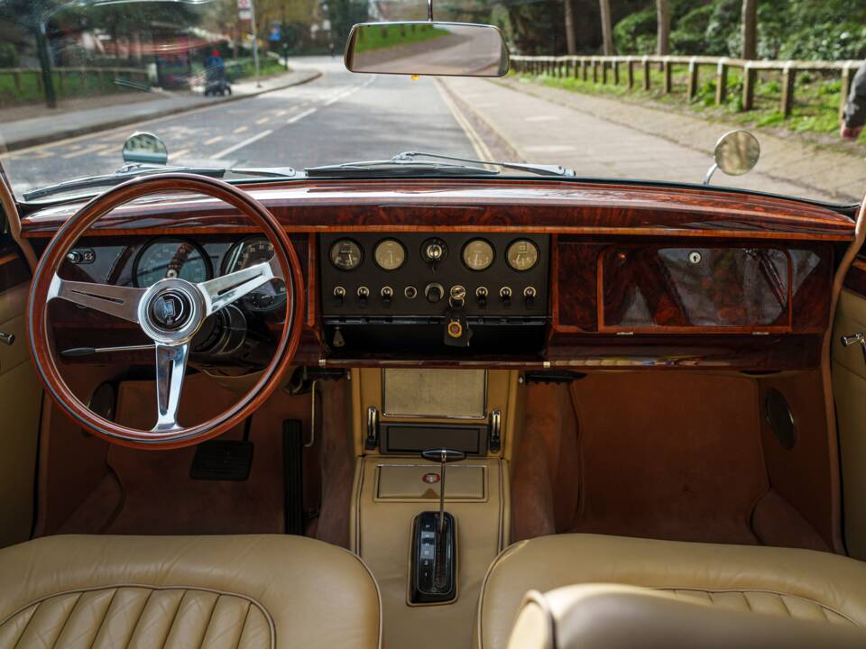 Image 15/31 of Jaguar 340 (1968)