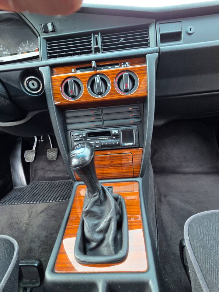 Bild 24/39 von Mercedes-Benz 190 E 1.8 (1992)