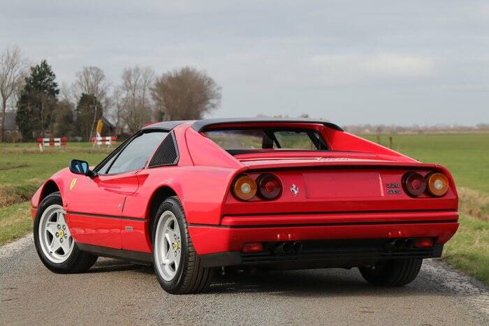 Image 4/7 de Ferrari 328 GTS (1987)