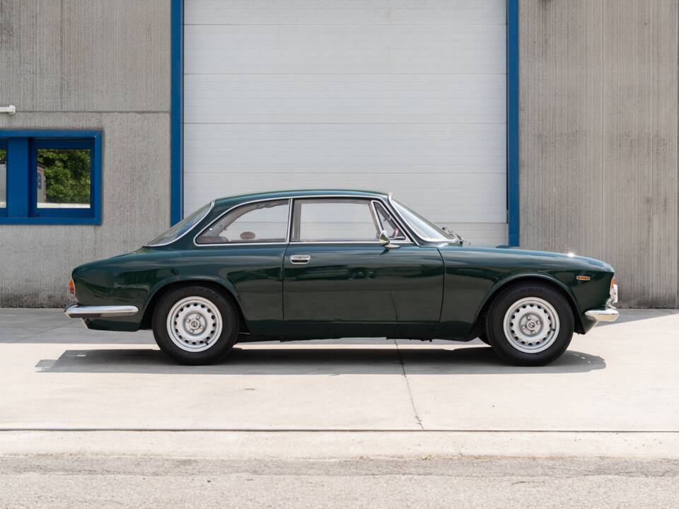 Image 36/83 of Alfa Romeo Giulia GT 1300 Junior (1968)
