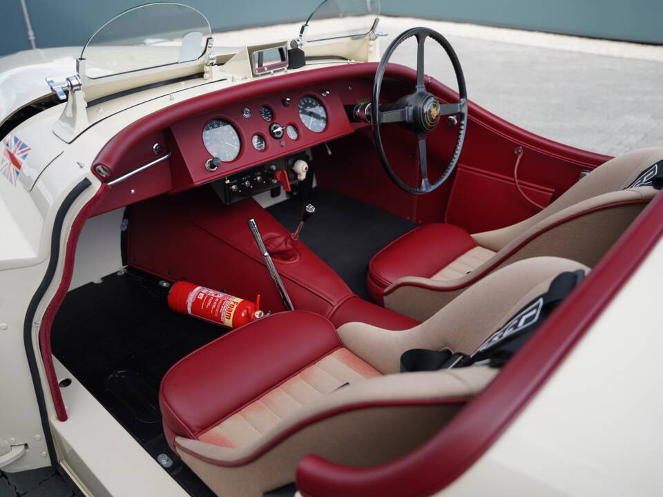 Image 22/50 of Jaguar XK 120 OTS (1950)