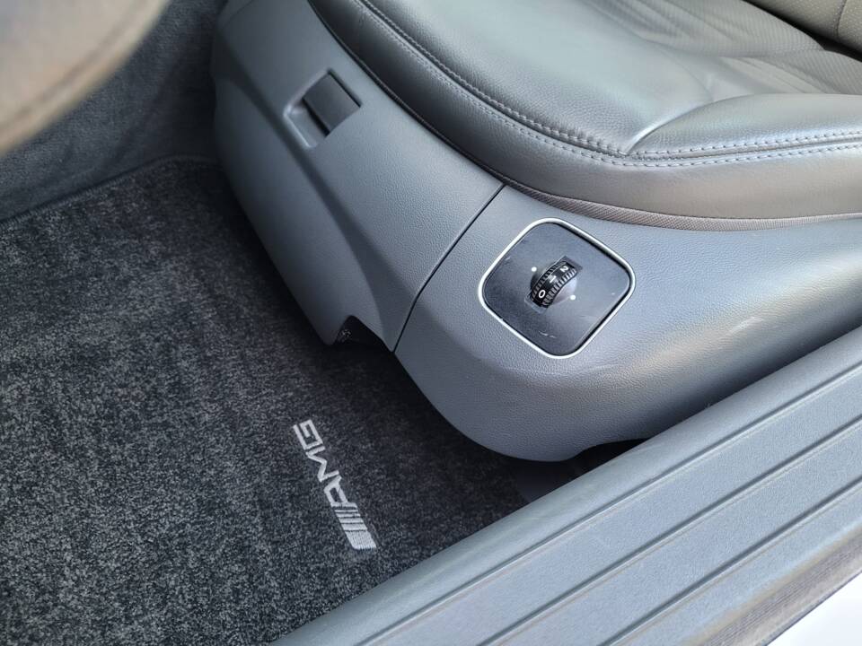 Bild 49/97 von Mercedes-Benz SL 500 (2004)