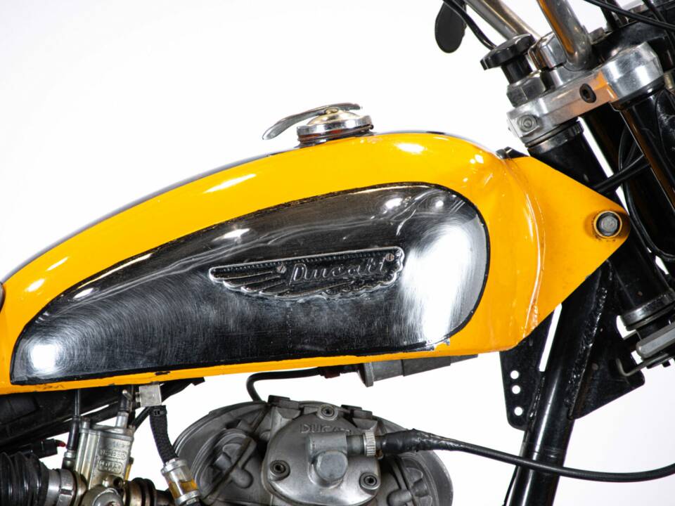 Image 24/50 of Ducati 250 Scrambler (1971)