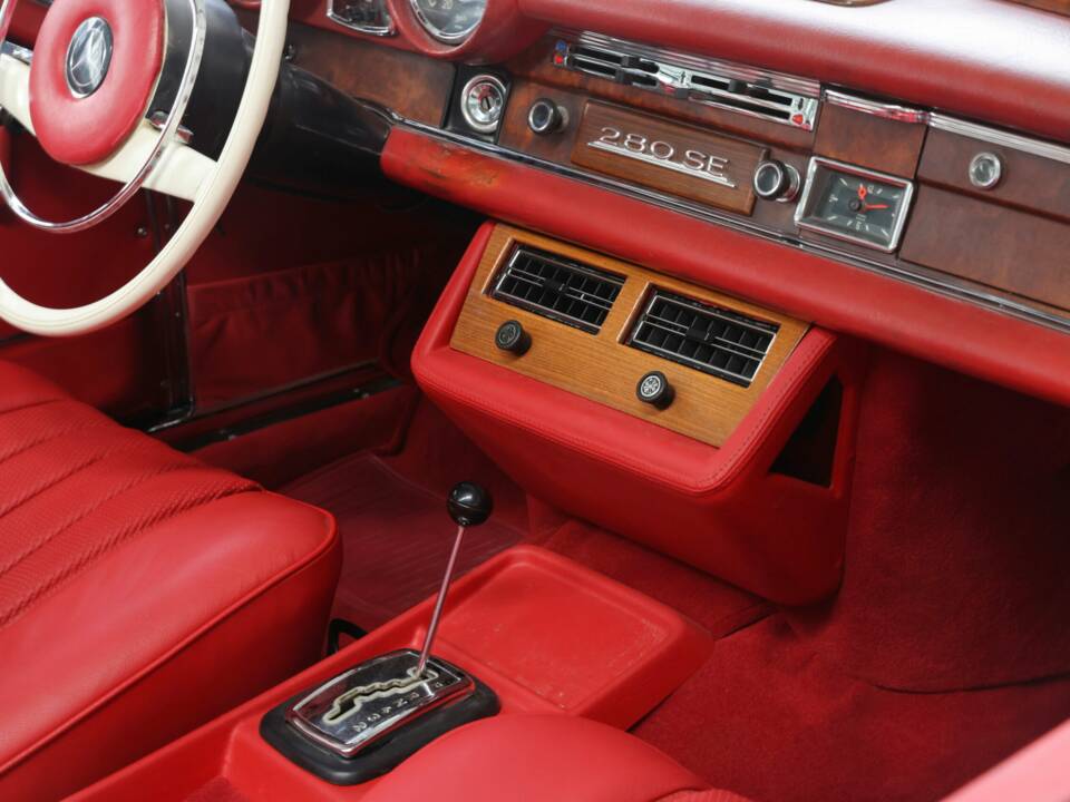 Image 31/50 of Mercedes-Benz 280 SE 3,5 (1969)