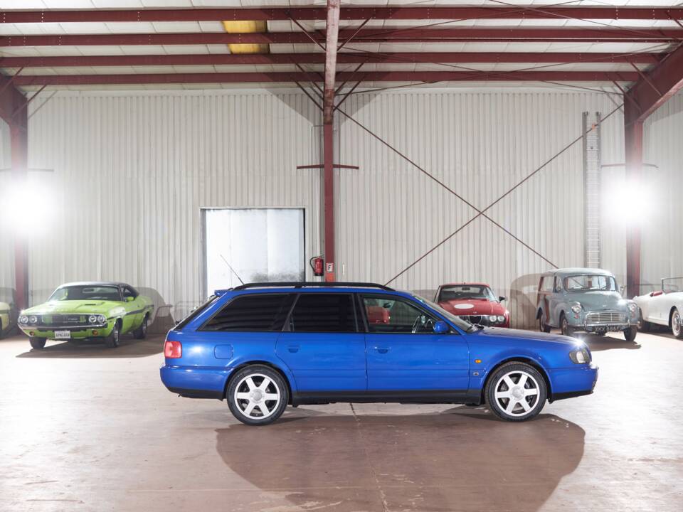 Image 21/113 of Audi S6 Plus Avant (1996)