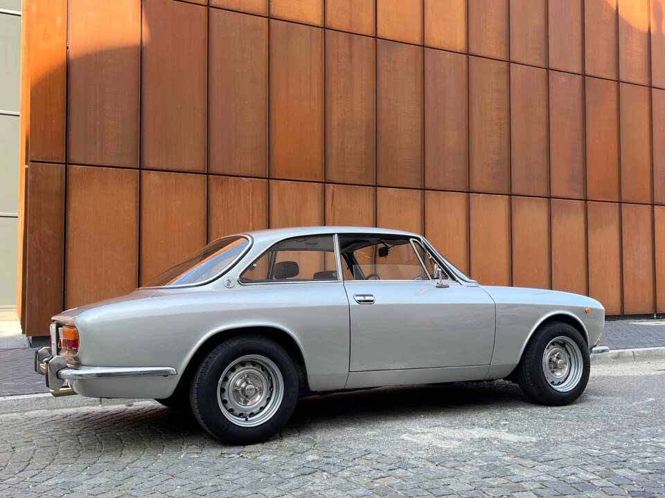 Image 3/50 of Alfa Romeo 2000 GT Veloce (1975)