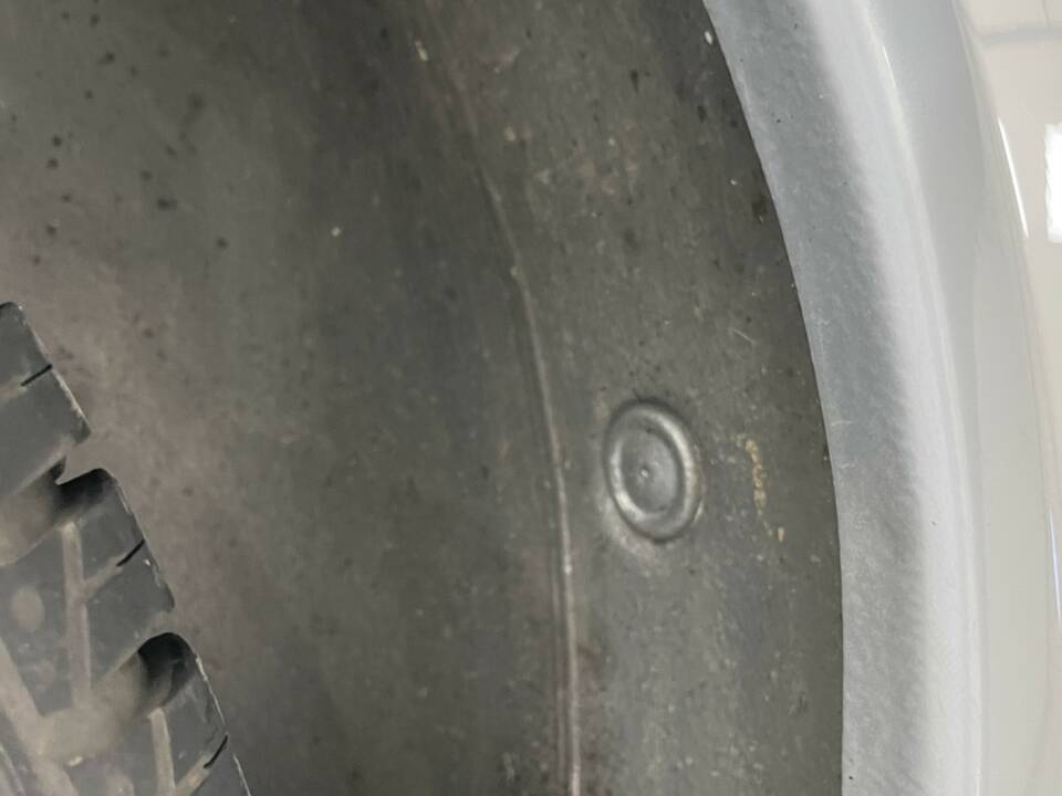 Immagine 30/32 di Mercedes-Benz E 200 (1994)