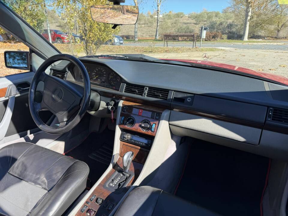 Bild 2/8 von Mercedes-Benz E 220 (1994)