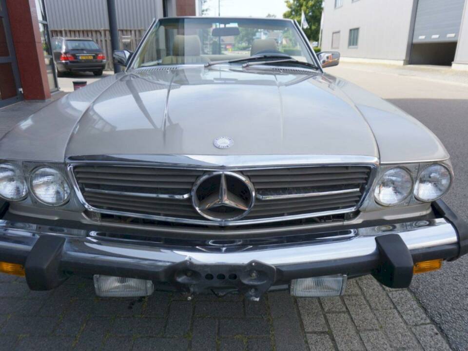 Afbeelding 10/36 van Mercedes-Benz 560 SL (1989)