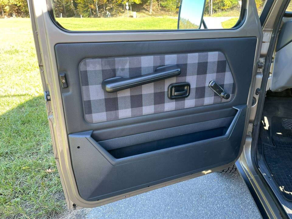 Image 30/39 of Mercedes-Benz 230 GE (SWB) (1986)