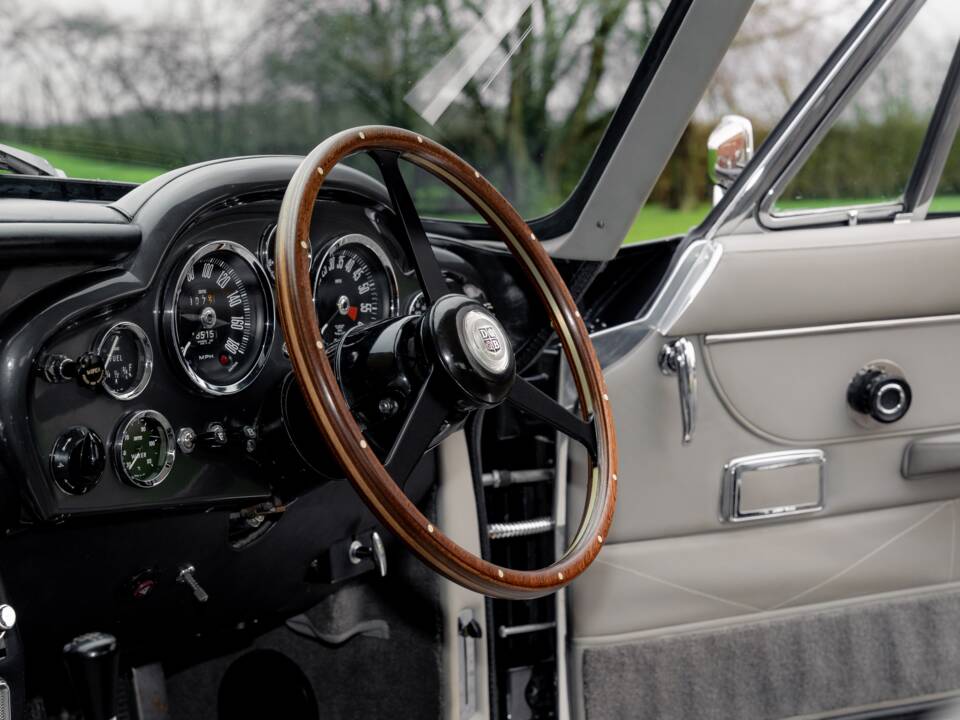 Image 69/79 of Aston Martin DB 6 (1968)