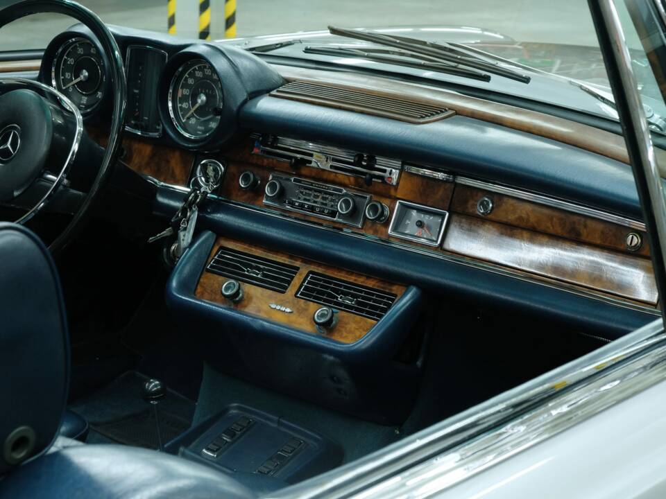 Image 36/50 of Mercedes-Benz 280 SE 3,5 (1970)