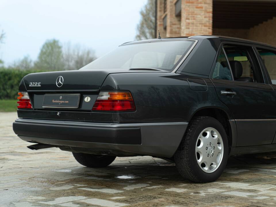 Image 17/49 of Mercedes-Benz 320 E (1993)