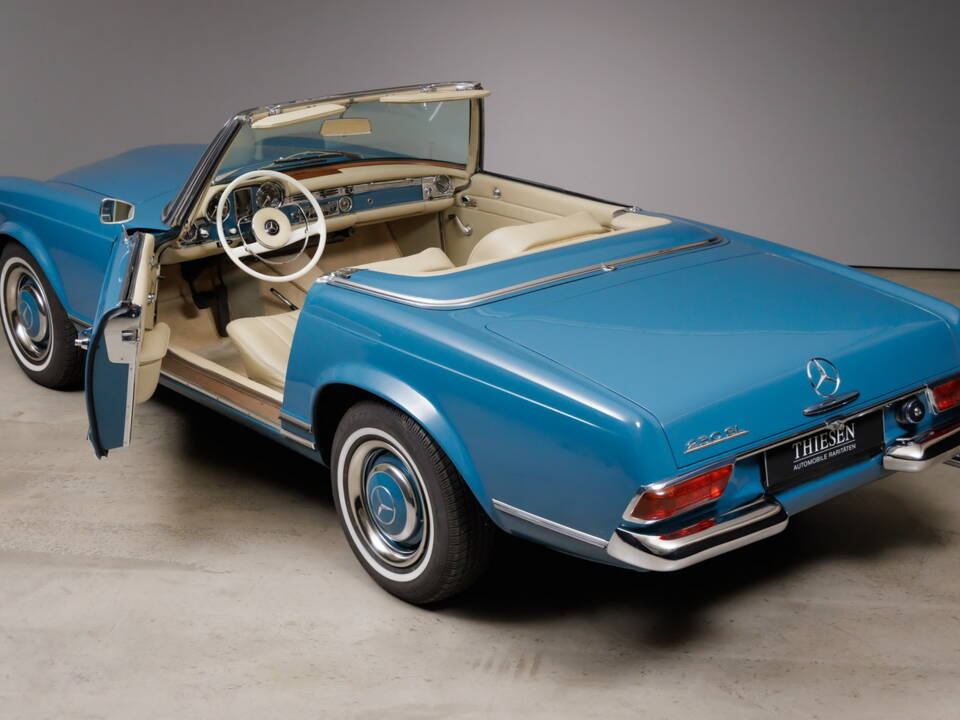 Image 17/38 of Mercedes-Benz 250 SL (1967)