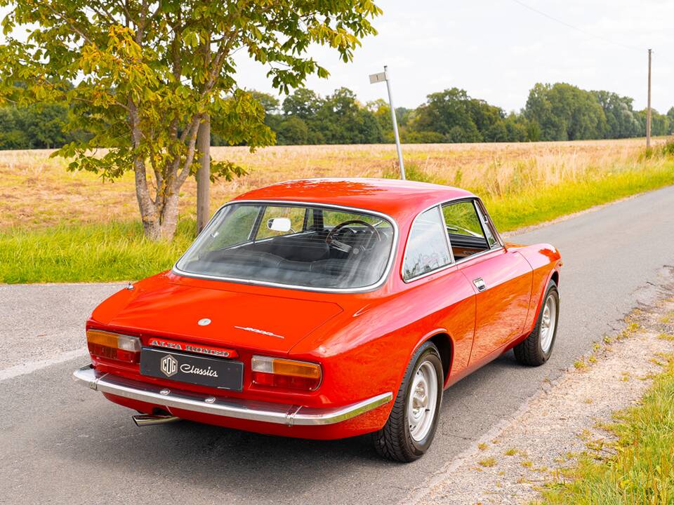 Image 11/53 of Alfa Romeo 2000 GT Veloce (1975)