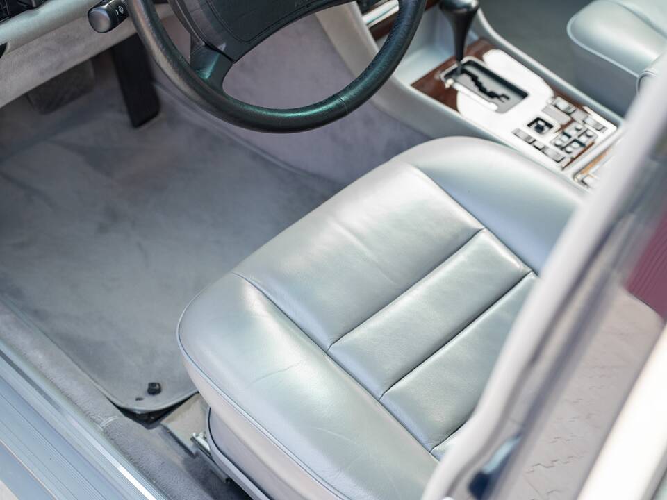 Image 26/72 de Mercedes-Benz 500 SEL (1984)