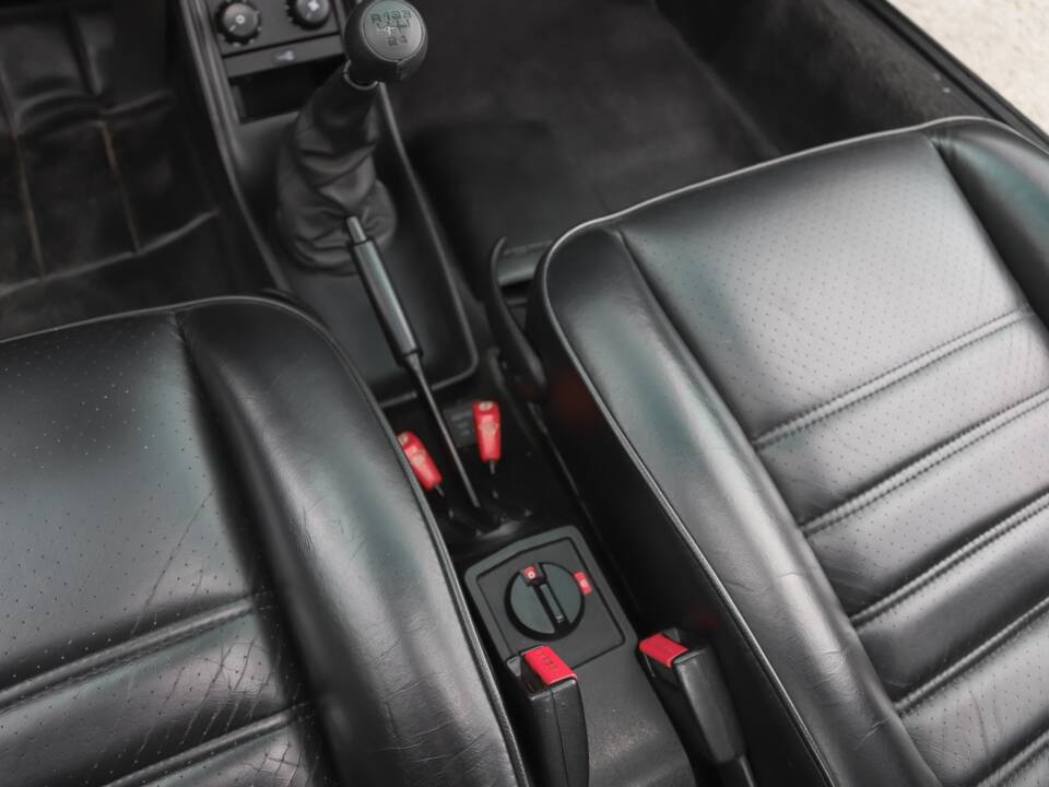 Image 16/108 de Porsche 911 Carrera 3.2 (1989)