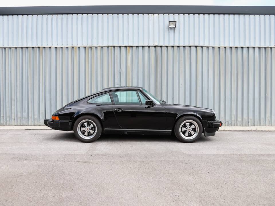 Image 10/108 de Porsche 911 Carrera 3.2 (1989)