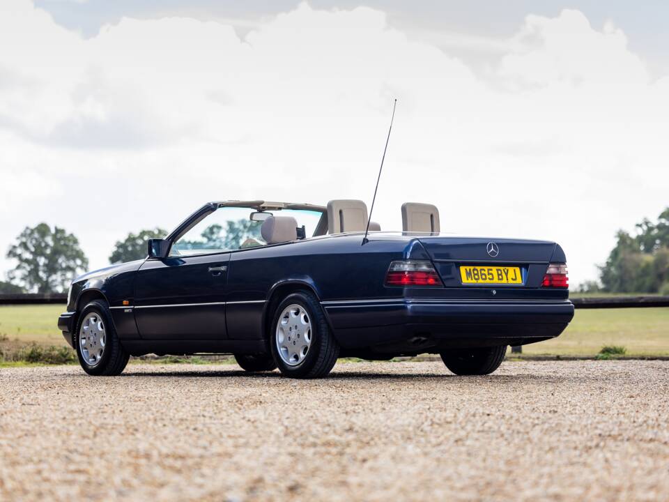 Bild 4/46 von Mercedes-Benz E 320 (1994)