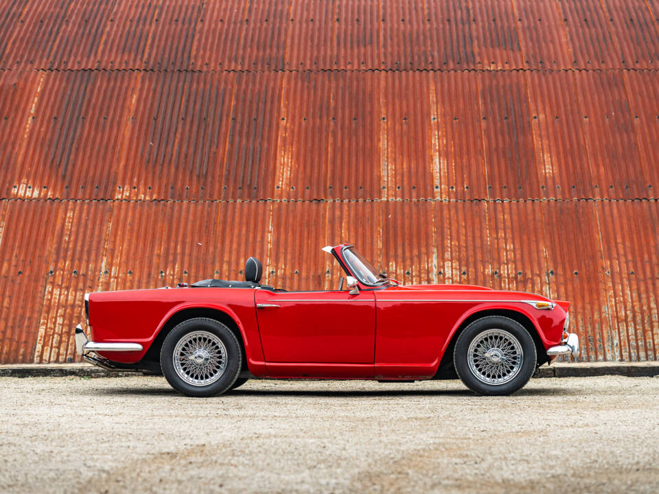 Afbeelding 4/45 van Triumph TR 4A IRS (1967)