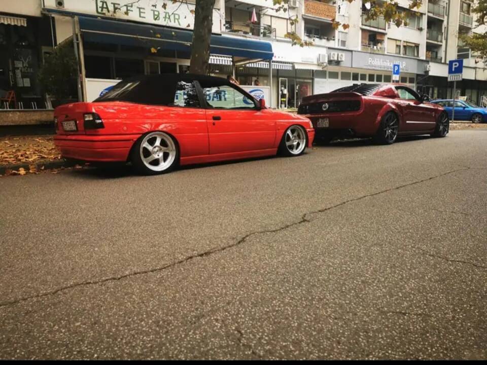 Bild 4/11 von Ford Escort 1.8 16v (1991)