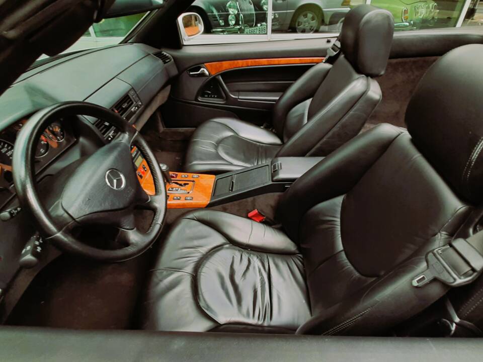 Immagine 9/14 di Mercedes-Benz SL 320 (1999)