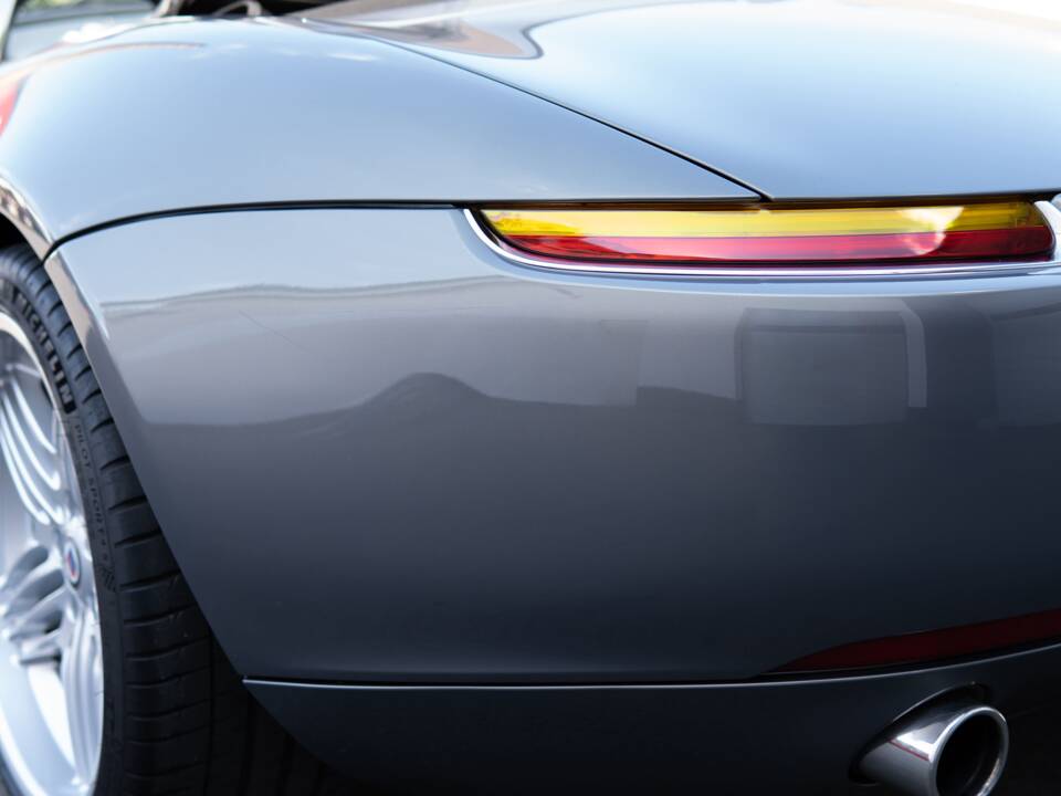 Image 17/32 of BMW Z8 (2001)