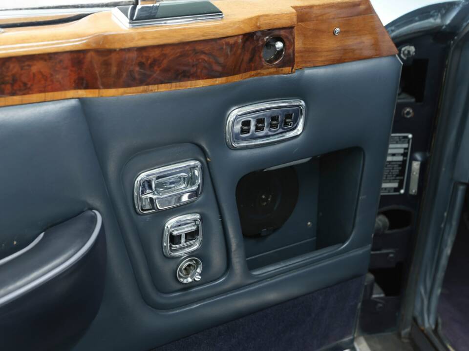 Image 29/48 of Rolls-Royce Corniche I (1980)