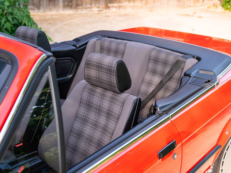 Immagine 13/33 di BMW 318i (1991)
