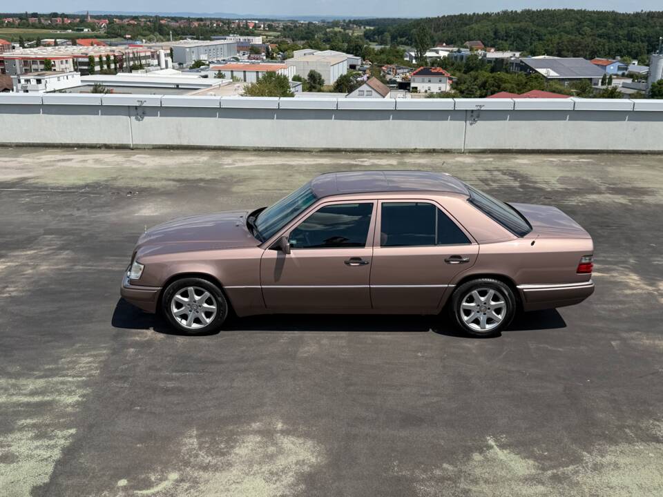 Immagine 6/13 di Mercedes-Benz E 220 (1994)