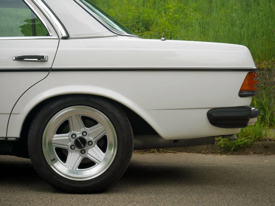 Immagine 35/50 di Mercedes-Benz 230 E (1900)